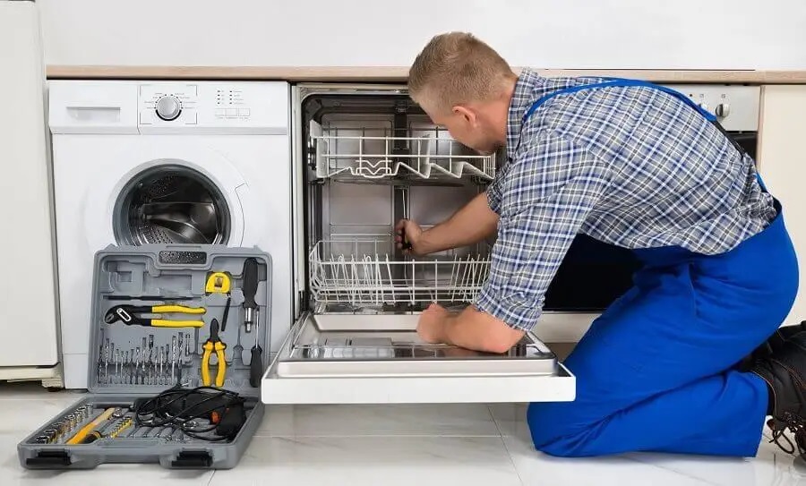 Sapanca İmmergas servisi teknisyen ekibi beyaz eşya tamiri yaparken